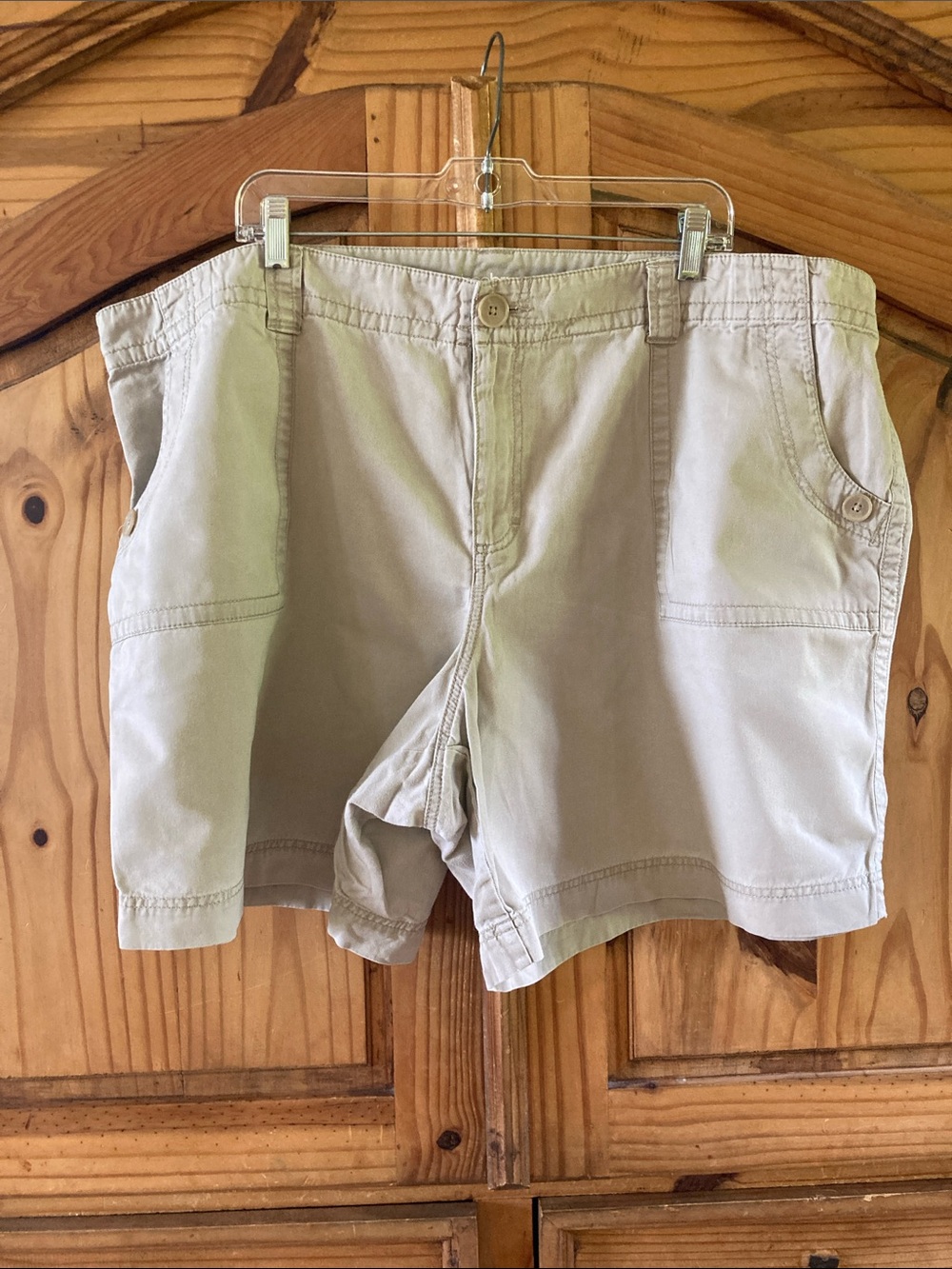 Women's Lane Bryant tan large front pockets chino shorts size 24